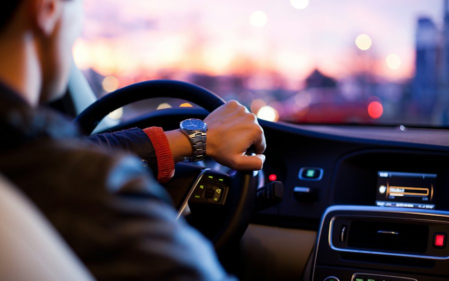 Conducteur au volant d’une voiture de location